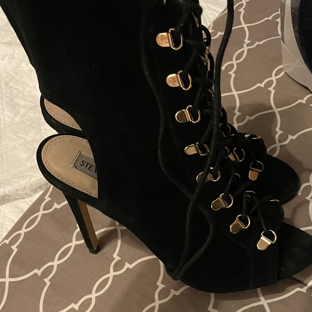 Steve Madden Lace up booties